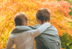 Irmãos se abraçando em uma floresta durante o outono.