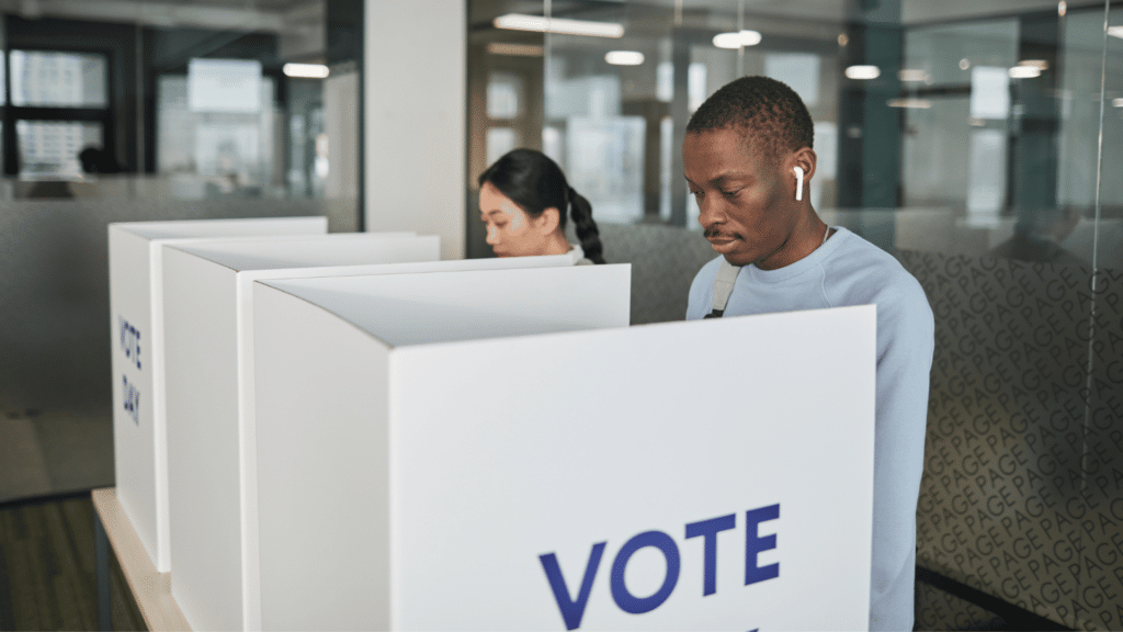 Pessoas em cabines de votação contribuindo com a democracia. 