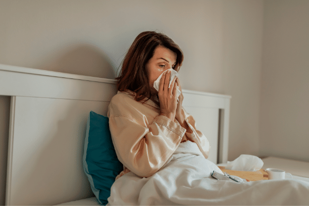 Mulher gripada na cama