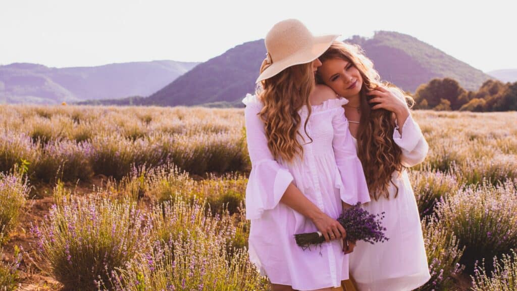 Amigas, irmãs ou namoradas curtindo um tempo juntas.