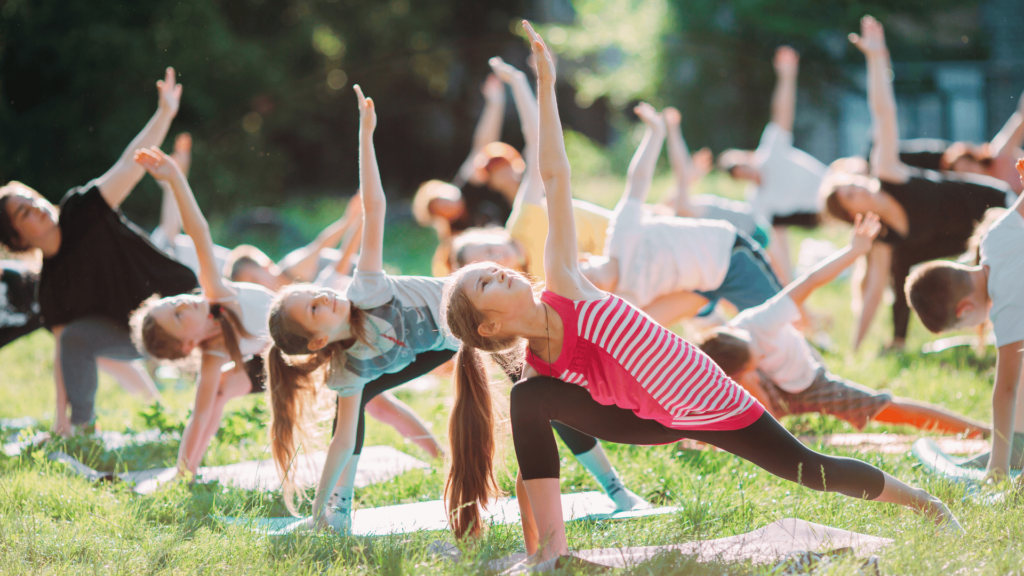 Crianças fazendo Yoga na Natureza.