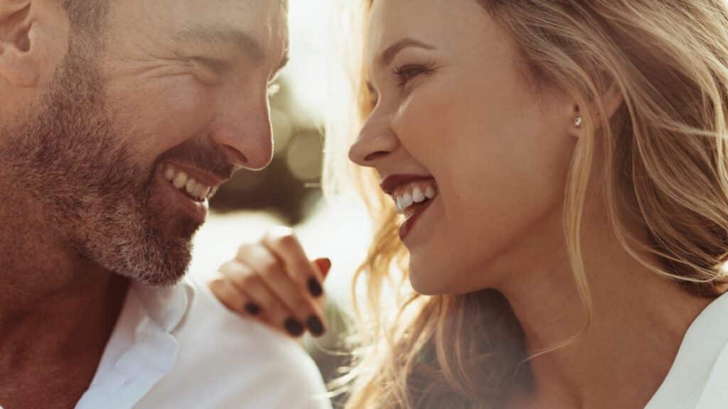 Casal se olhando bem de perto e sorrindo