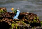 Estátua de Iemanjá em cima de uma rocha a beira mar