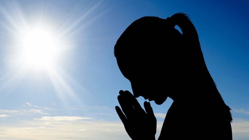 Silhueta de mulher orando 
