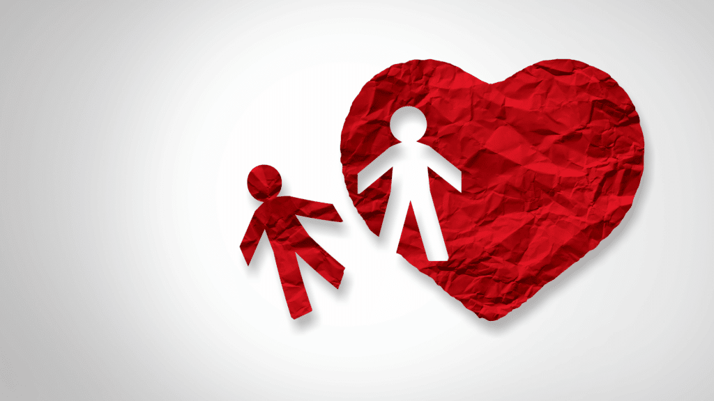 Coração feito de papel com a silhueta de uma pessoa dentro e pessoa feita de papel fora do coração.