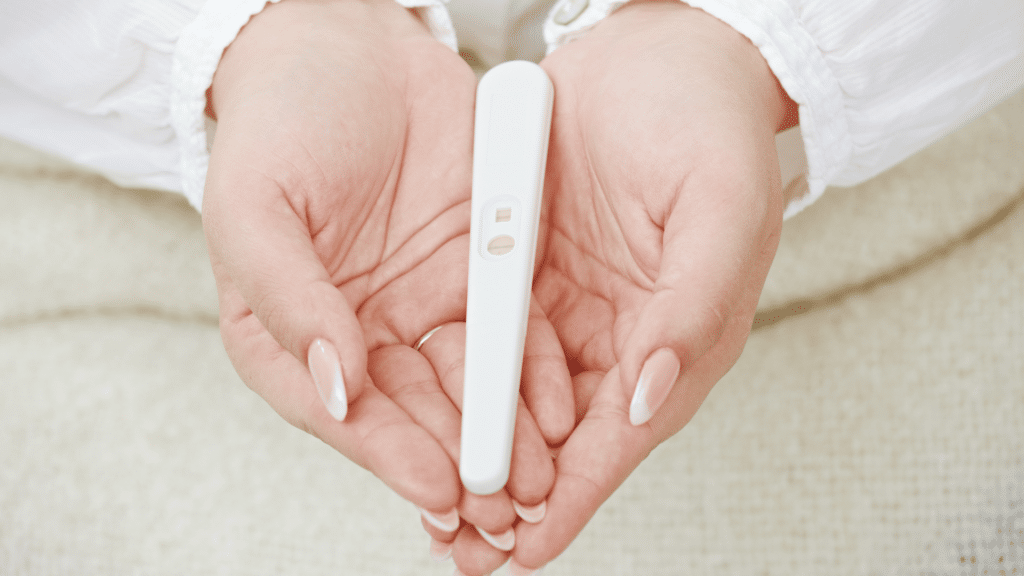 Mulher segurando teste de gravidez 
