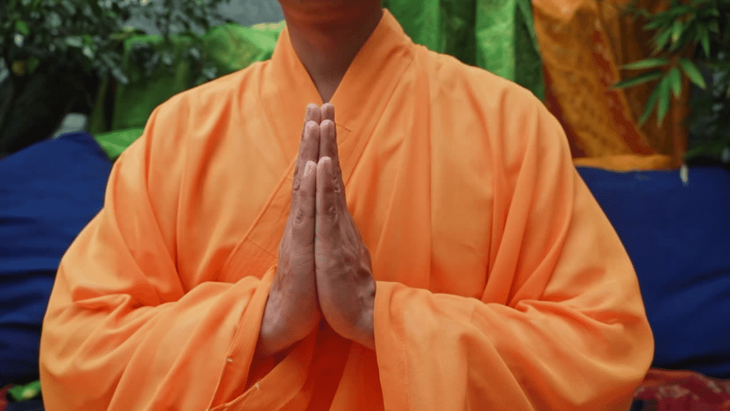 Monge budista com as mãos em sinal de paz