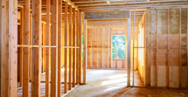 Dentro de uma casa em construção cheia de madeiras expostas