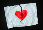 Papel com um coração desenhado cortado no meio