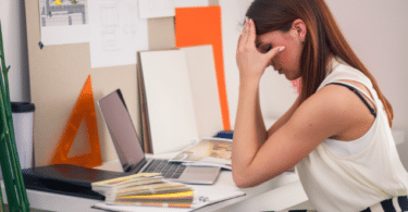 Mulher estressada enquanto trabalha