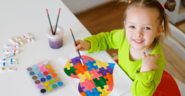Criança autista pintando um quebra-cabeça