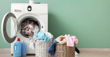 Máquina de lavar com roupas