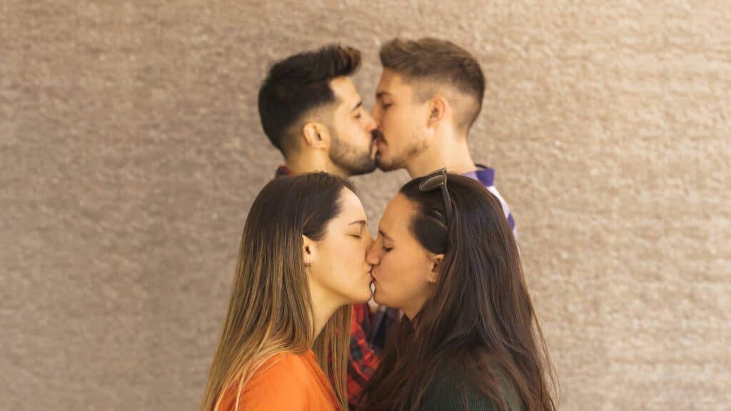 Casal gay e casal de lésbicas se beijando