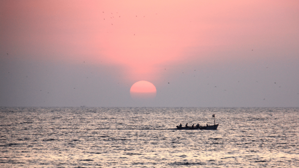 Pôr do sol rosa sob o mar