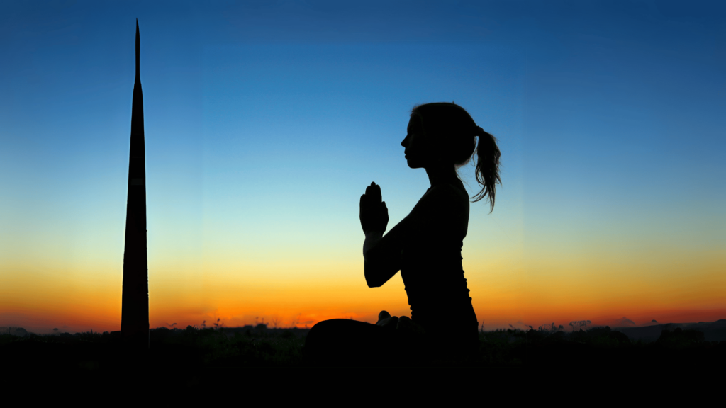 Mulher meditando ao por do sol