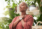 Mulher negra meditando