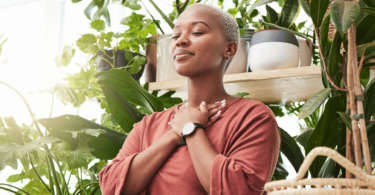 Mulher negra meditando