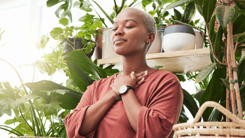 Mulher negra meditando