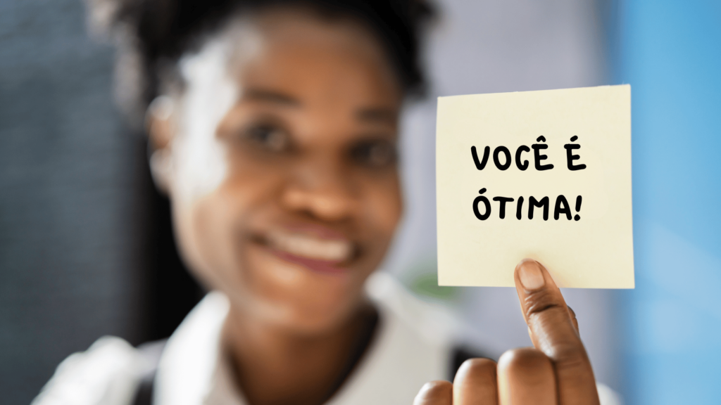 Mulher segurando post it com a frase "você é ótima"