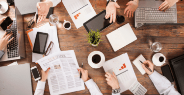 trabalho em equipe de reunião de negócios na mesa de reunião