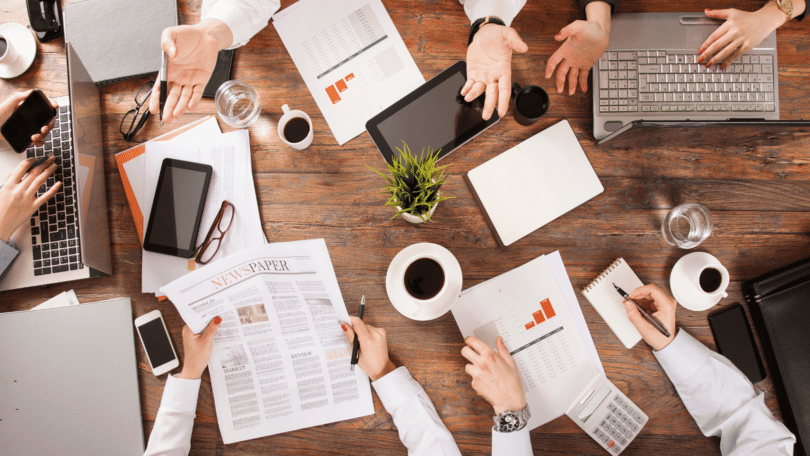 trabalho em equipe de reunião de negócios na mesa de reunião