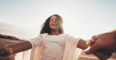 Mulher sorridente na praia