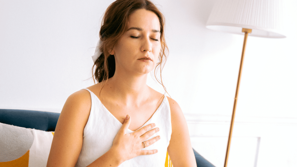 Mulher meditando com olhos fechados