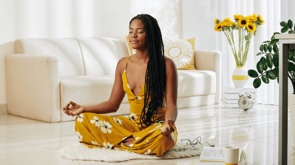 Mulher meditando na sala