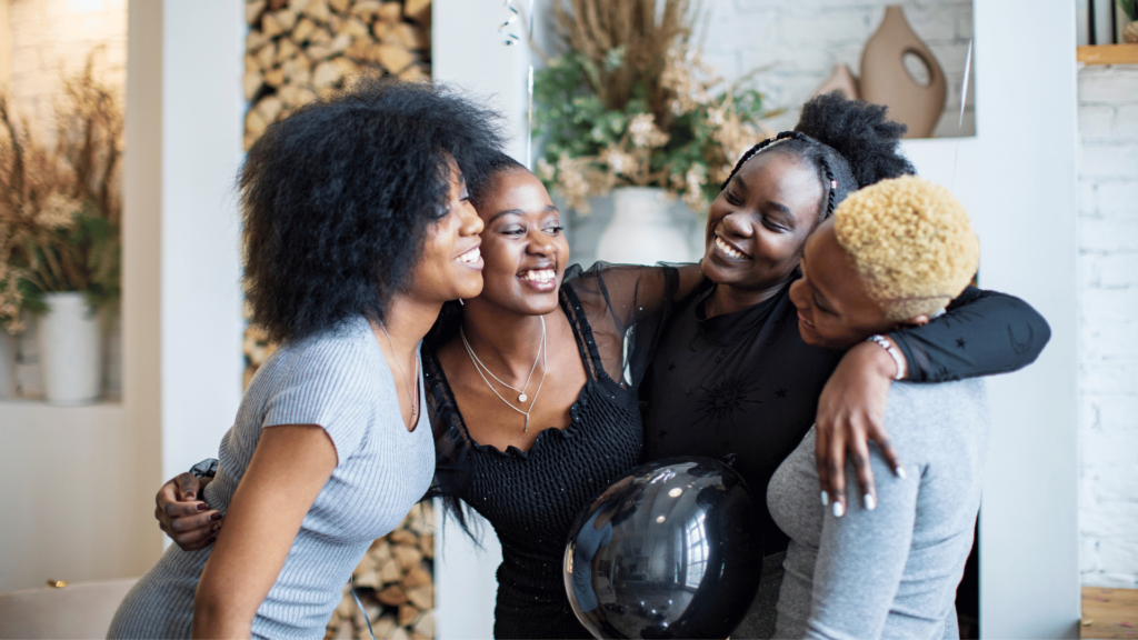 Mulheres se abraçando e sorrindo