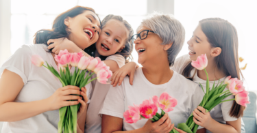 Mulheres de diversas idades sorrindo