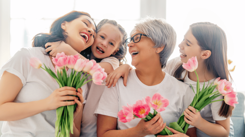 Mulheres de diversas idades sorrindo