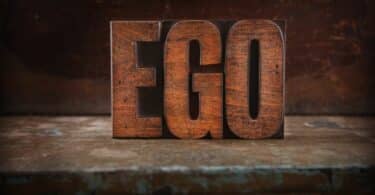Imagem da palavra EGO feita em madeira.