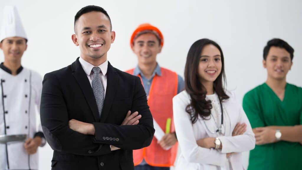 Imagem com várias pessoas representando muitas profissões e as relações pessoais no ambiente do trabalho.