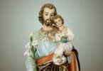 Imagem de Santo José e bebê Jesus em seus braços.