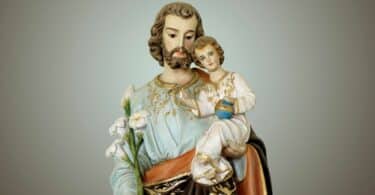 Imagem de Santo José e bebê Jesus em seus braços.