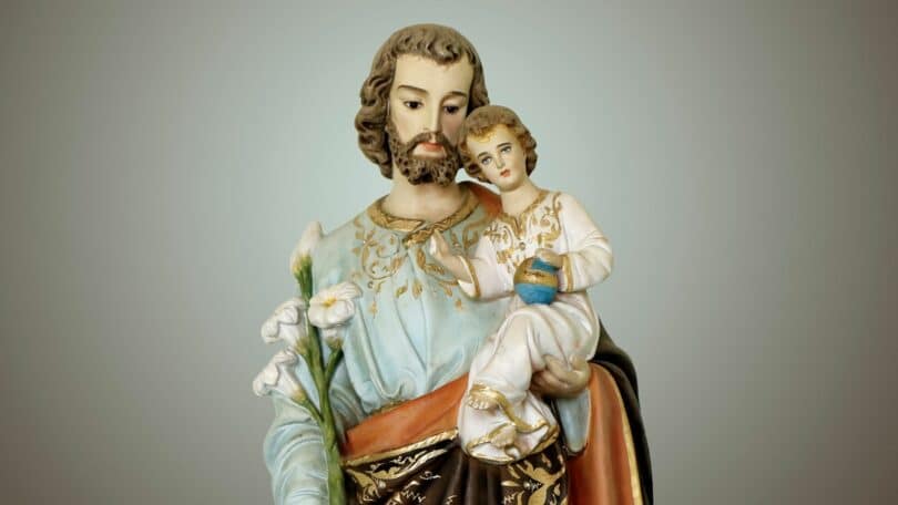 Imagem de Santo José e bebê Jesus em seus braços.