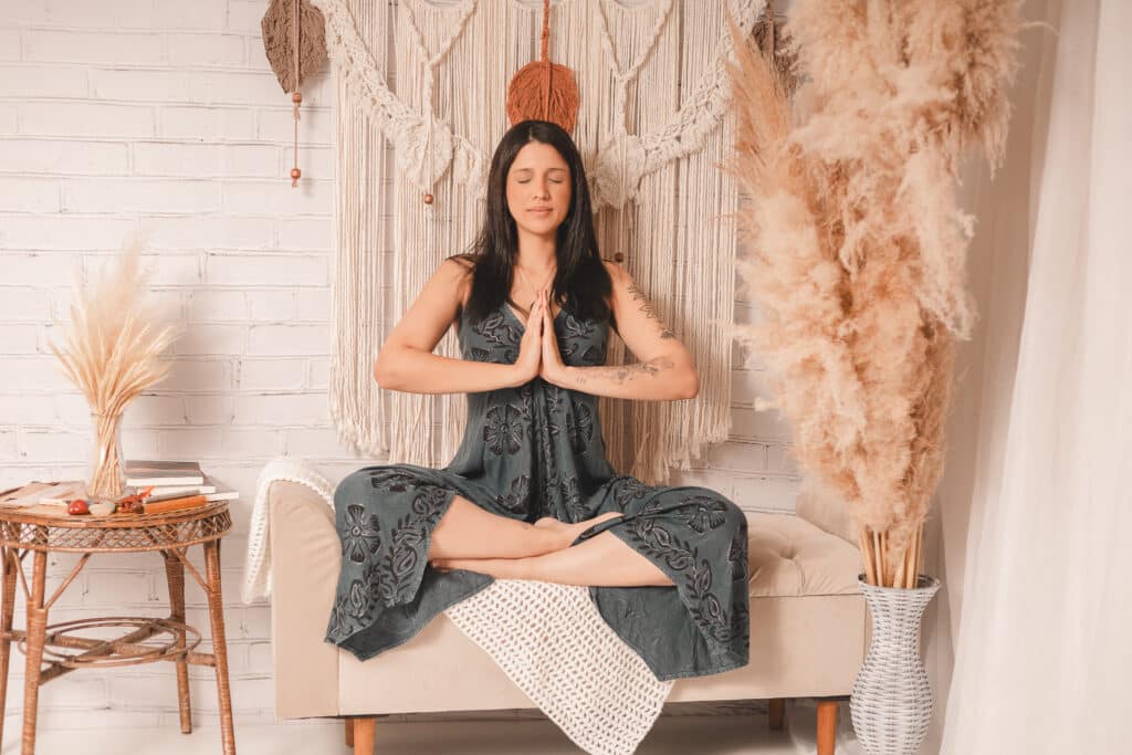 Colunista Giselli Duarte em posição de Yoga. 