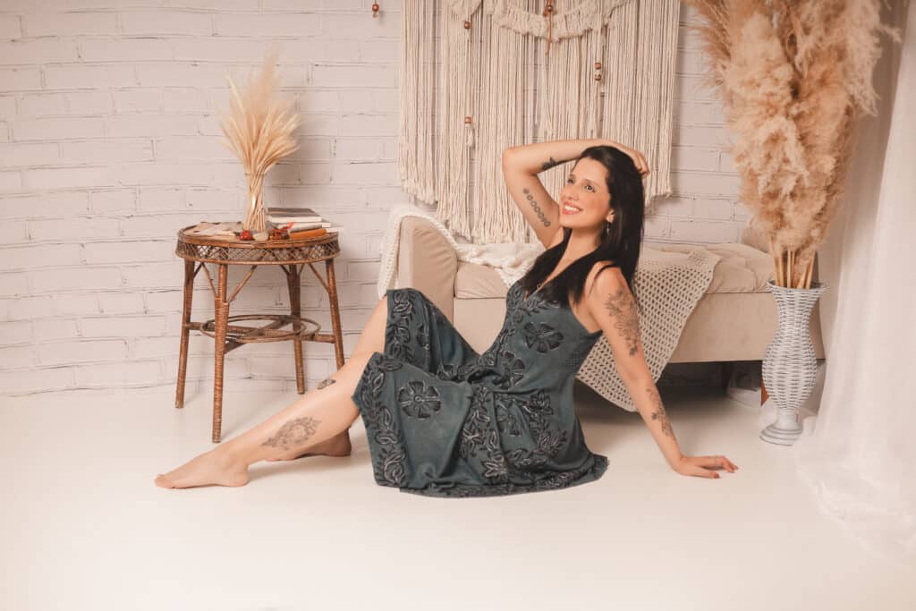 Colunista Giselli Duarte posando para foto.