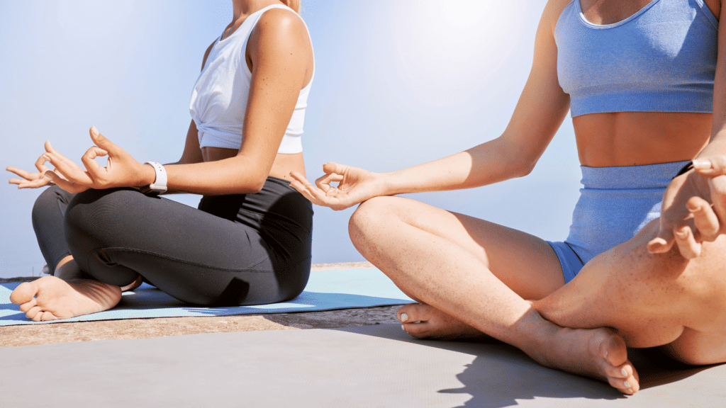 Conceito de relaxamento, Yoga e Meditação, e Mindfulness Fitness. Duas mulheres em posição de yoga, praticando juntas. 