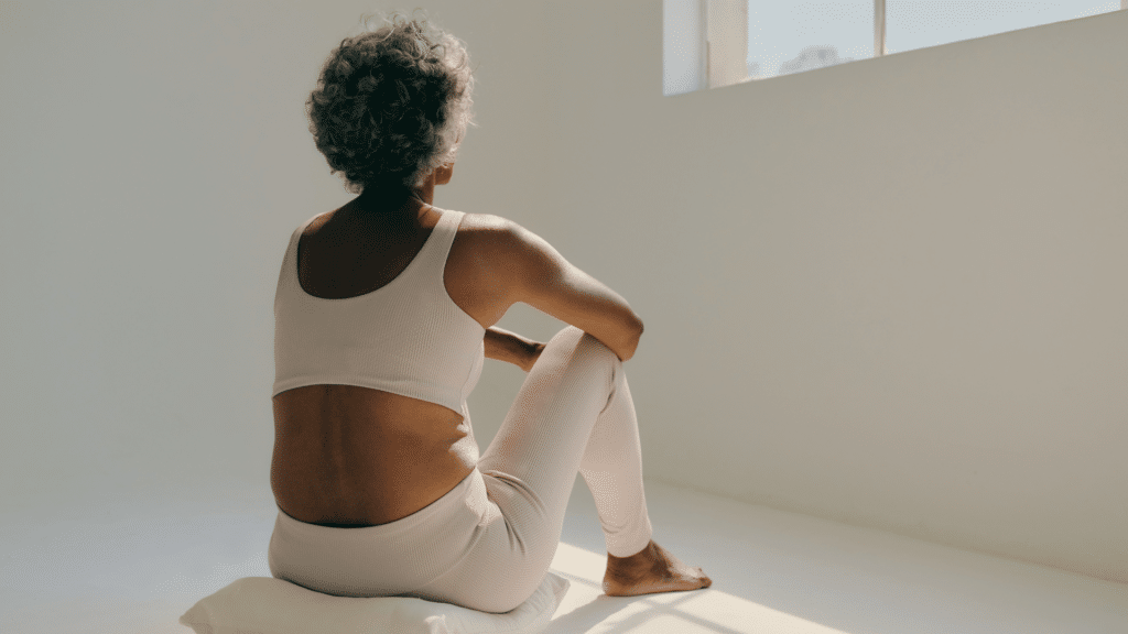 Mulher meditando sozinha. Retrato de práticas de mindfulness.