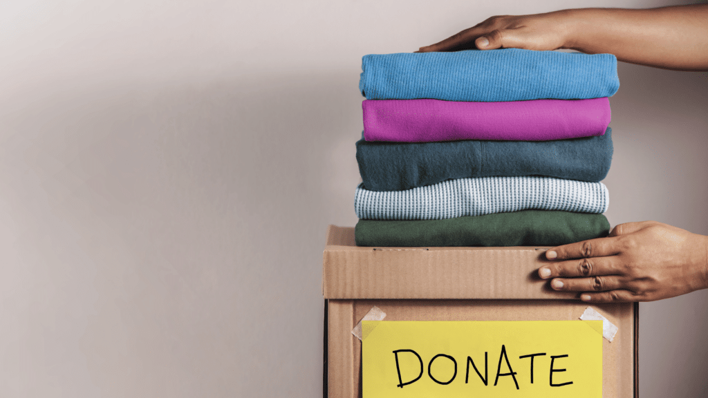 Roupas sobre caixa para doação.