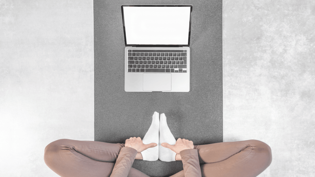 Pessoa fazendo aulas online de Yoga.