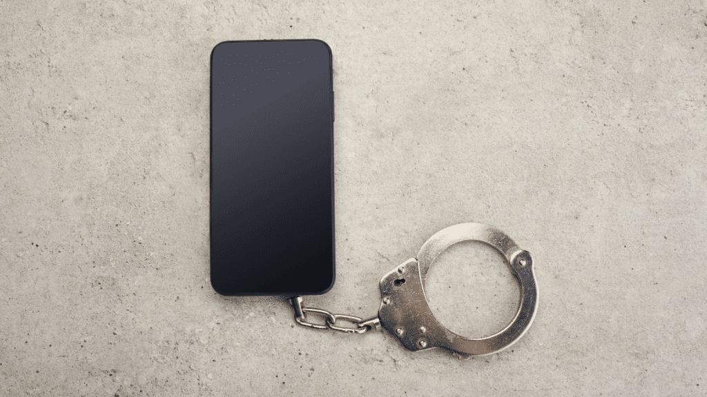 Smartphone com algemas. Conceito de dependência em mídias sociais.