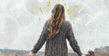 Mulher em meio aos números no céu. Conceito de Numerologia.