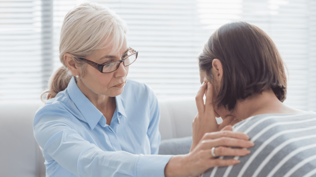 Terapeuta mulher confortando paciente. 