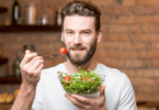 Homem comendo salada