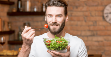 Homem comendo salada