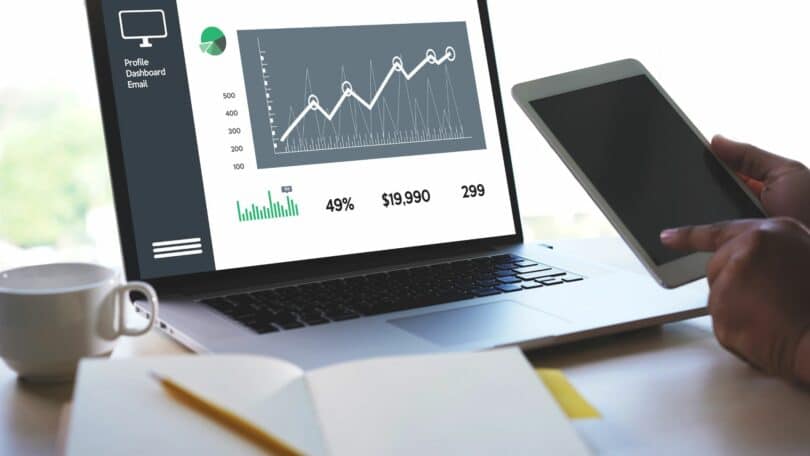 Imagem de um notebook apresentando um gráfico onde mostra o crescimento das vendas do empreendedorismo dos terapêuticos holísticos.