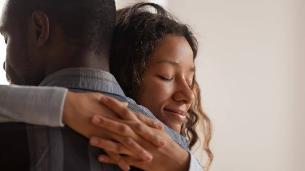Imagem de um casal africano se abraçando, representando o perdão.
