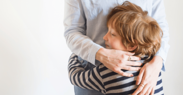 Mãe abraçando seu filho.